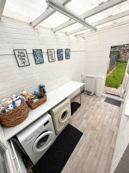 Stylish 3Br Cowes Cottage Close To The Waterfront Екстериор снимка