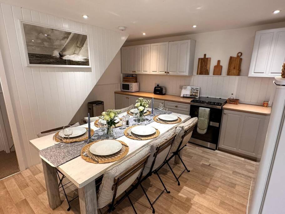 Stylish 3Br Cowes Cottage Close To The Waterfront Екстериор снимка