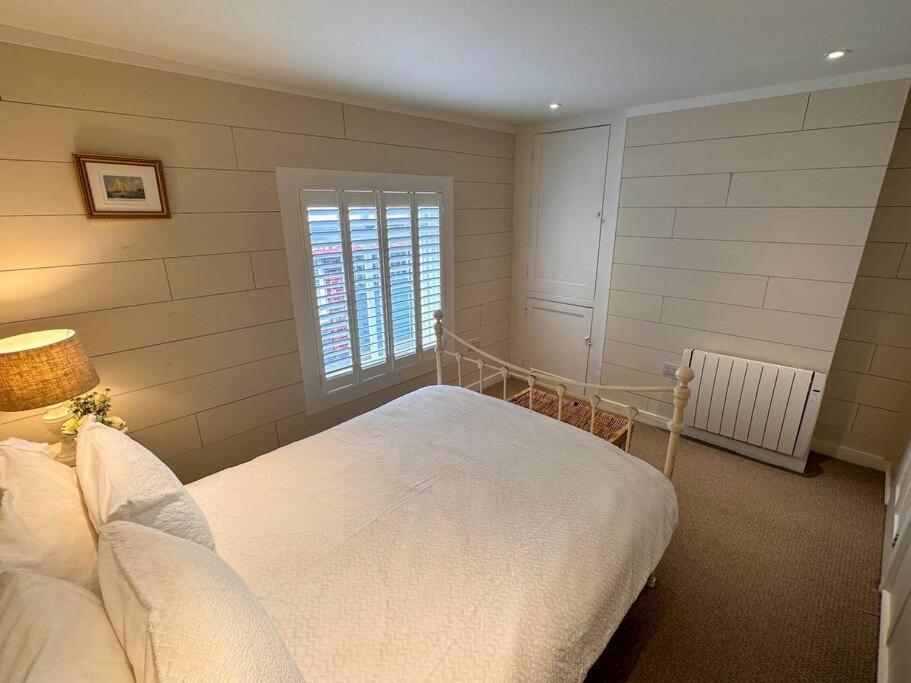 Stylish 3Br Cowes Cottage Close To The Waterfront Екстериор снимка