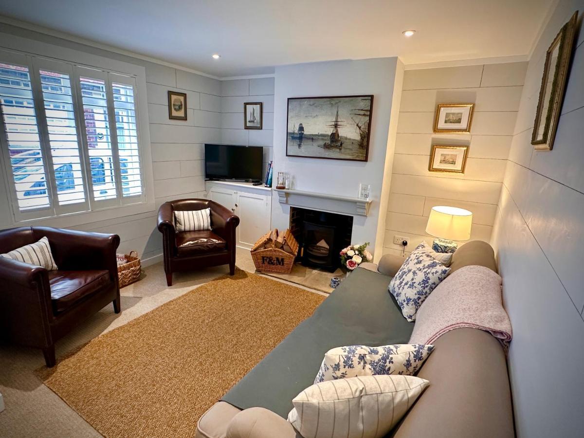 Stylish 3Br Cowes Cottage Close To The Waterfront Екстериор снимка